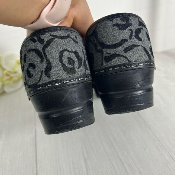 Sanita Women’s Gray and Black Floral Slip on Clogs size 37 - Picture 5 of 14